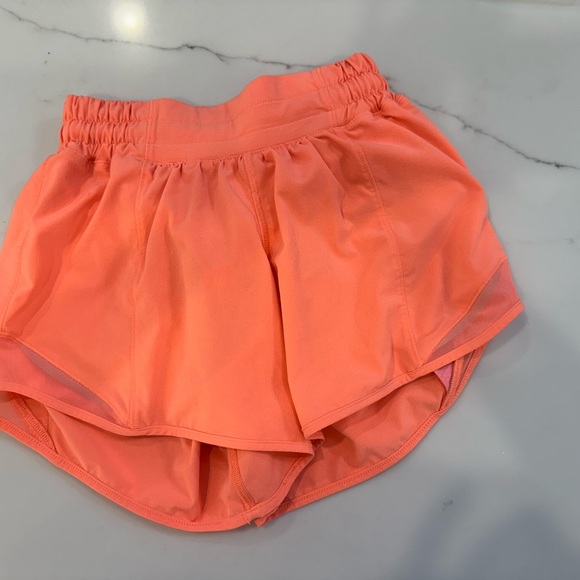 Lululemon Hotty Hot 2.5” lined Women's Athletic Shorts - Picture 4 of 4